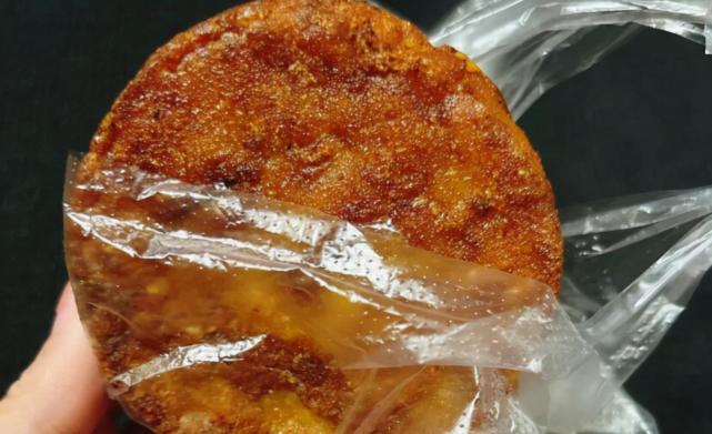 南京嚣张汉堡皇后叼着烟做汉堡网友真把自己当人上人