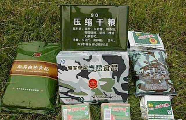 压缩饼干小小一块真的管饱吗老兵放开水中泡30分钟就懂了