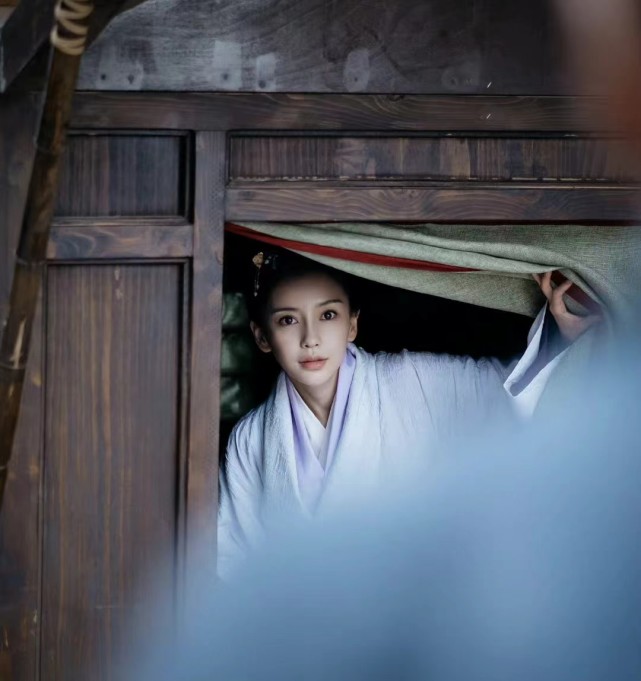 中,作为女谍者,柳莹的武器是她的美貌和才情,而这恰恰是男谍者所不