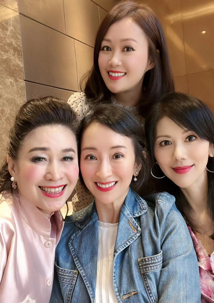 梁小冰晒港圈女神聚会照众人畅饮香槟心情好年过半百仍冻龄