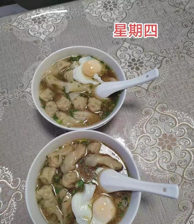 星期四的早餐一人一碗麵,看起來很極簡,但是作為一個普通家庭,早餐