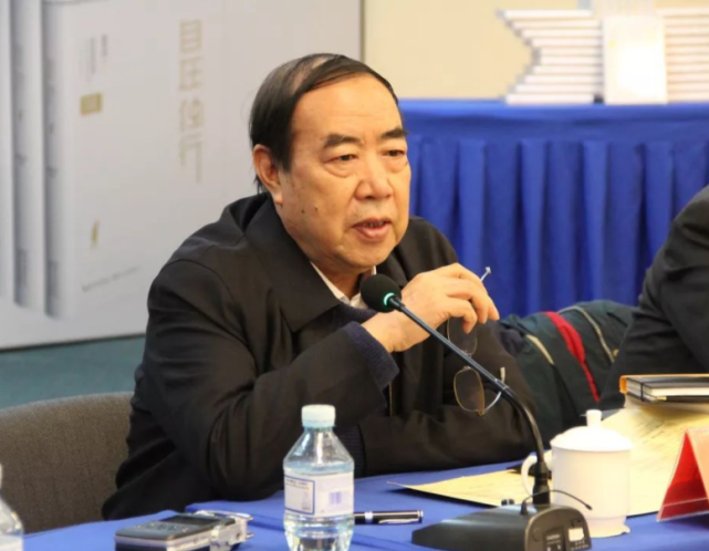 在当时贾平凹,陈忠实,路遥并称为"陕西三杰",他们都有深厚的文学功底