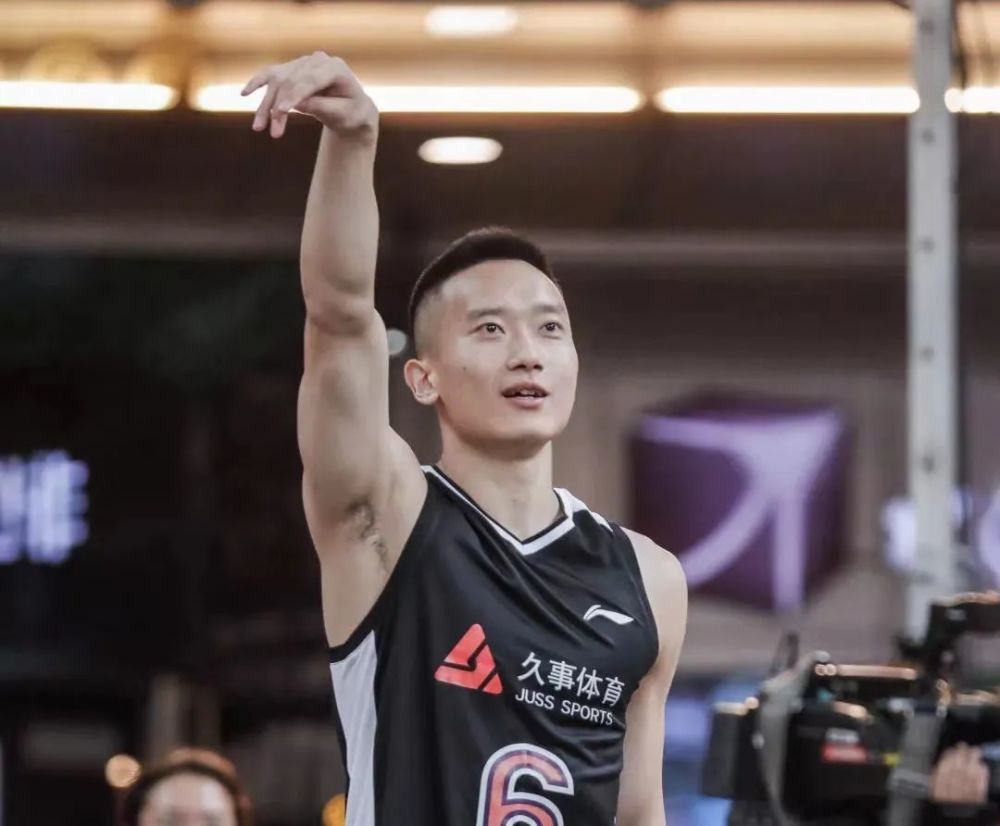 黄旭出生于1995年1月6日,身高1米92,体重86公斤,2017年出征cba联赛