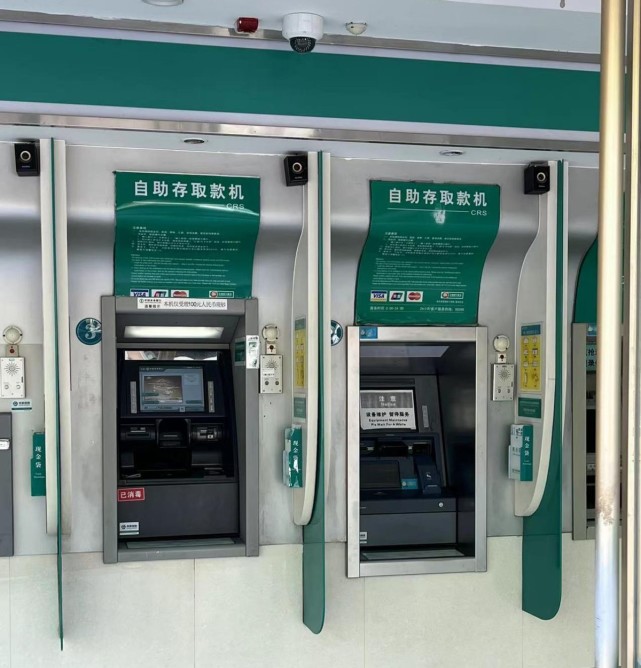 西西新闻走访发现,农业银行西安大多支行环境整洁,自助机和便民配套较