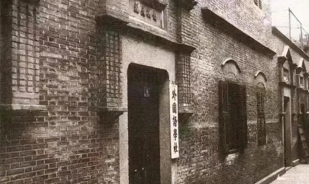 1920年8月,上海社会主义青年团由俞秀松,施存统等8人正式发起建立.