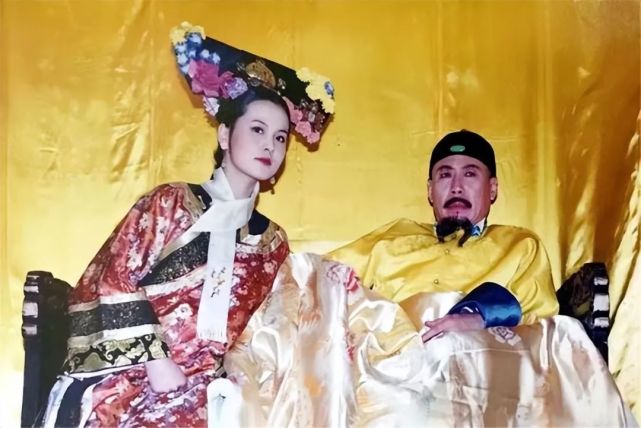 郑春华原本是康熙的妃子,因为和太子胤礽发生了不伦之情,被康熙知晓