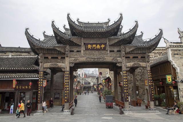 贵州铜仁中南门街网友戏称这是一座年轻的古城晚上人山人海