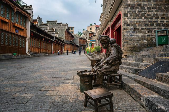 贵州铜仁中南门街网友戏称这是一座年轻的古城晚上人山人海