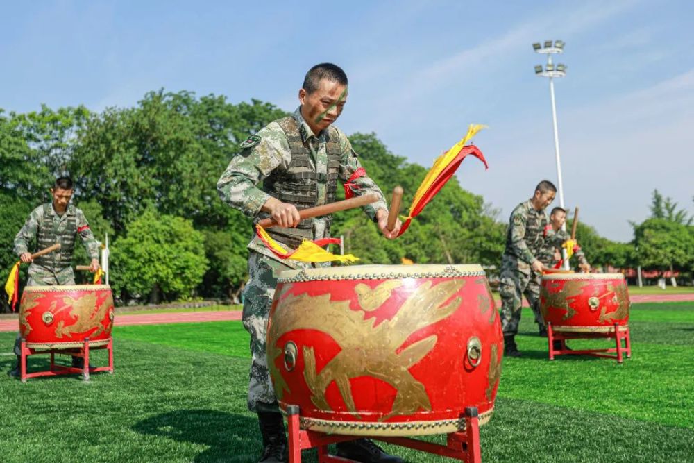 战鼓声声催奋进厉兵秣马练精兵鼓在古代就是一种激励士气的乐器它往往