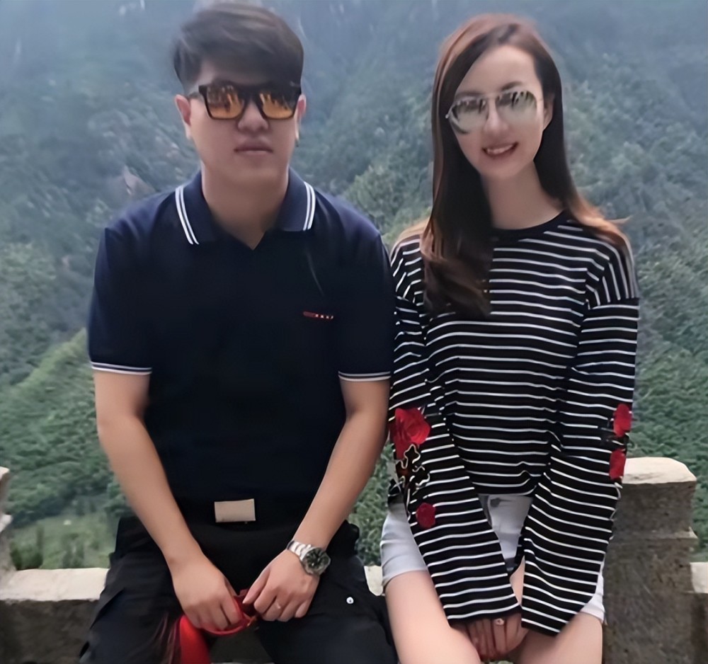 疑丈夫被捕后余声首露面,与陈启等人做志愿者,身形消瘦眼神无光_腾讯