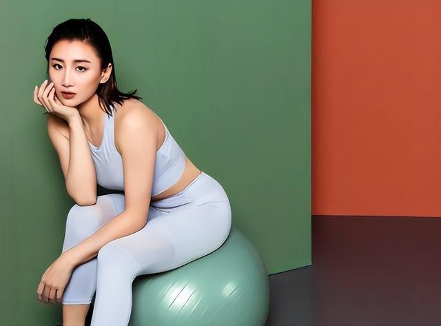 33岁蹦床公主何雯娜晒美照,生娃后尽显贵妇范,与孩子在麦堆拍照