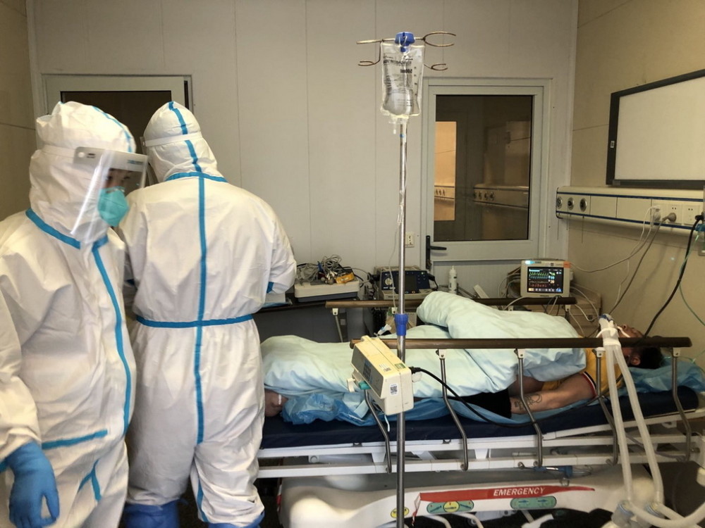 上海长海医院急诊现场床位见缝插针下一秒不可预知