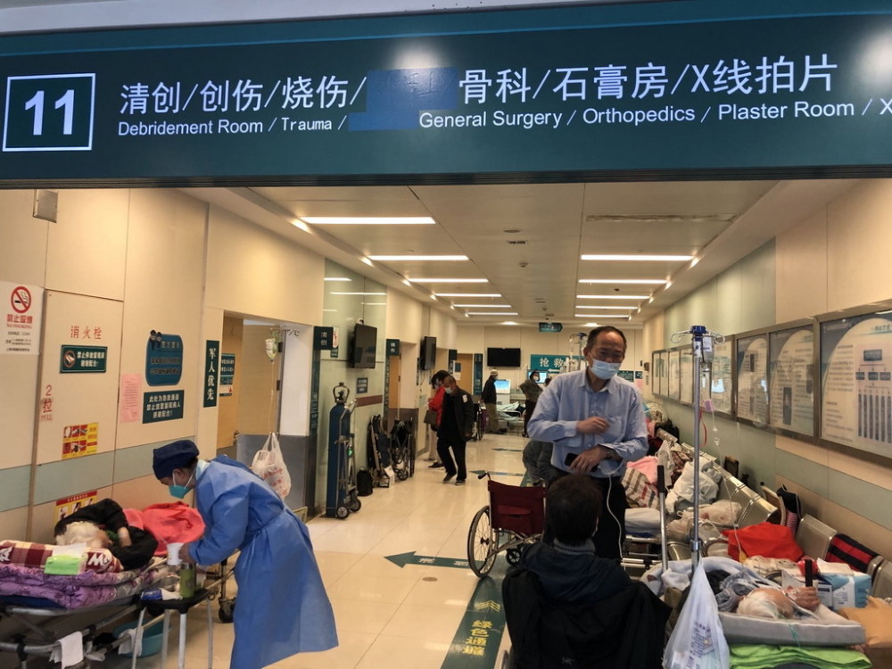 上海长海医院急诊现场:床位"见缝插针",下一秒不可预知_腾讯新闻