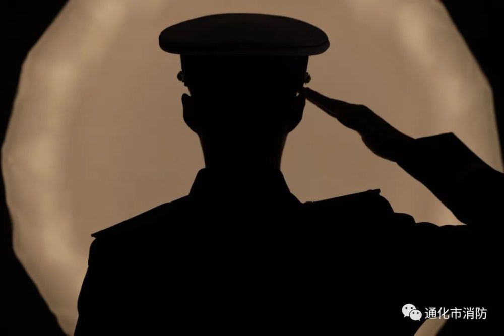 青春的样子有很多,消防员选择用奋斗为青春添彩,用坚实的背影写满无所