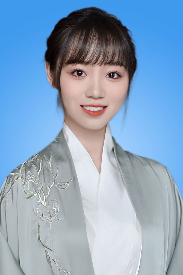 在网络上,她更被大家所熟知的是喜欢穿汉服,传播汉服文化的"小万姑娘"