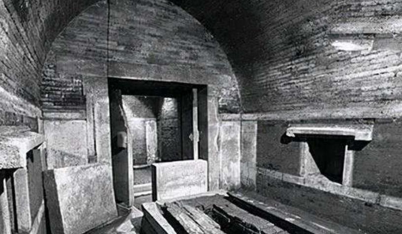 1966年北京发现李莲英墓，报废3把铁锤打开，墓中为何只有头颅？中国数学研究水平如何