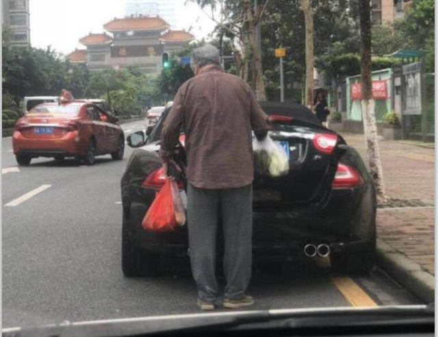 72岁大爷开跑车买菜，晒出车牌反问网友：没来过广东吧？