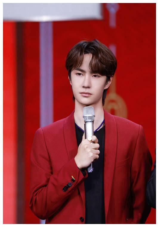 看到王一博新换了新发型,我看到王一博把自己的头发稍微留长了一点染