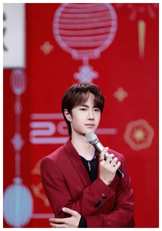 王一博穿红色西装,混搭运动鞋,新年做了个逗号发型更帅了!插图7