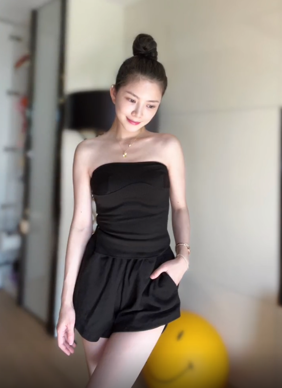 紧接着,王灿又换上了黑色的抹胸上衣和黑色裤子,她插兜上演"低头杀"