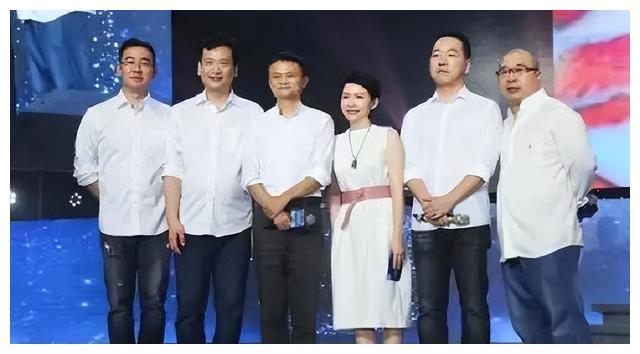 马云辞职张勇卸任阿里的命运终是交到了这个小个子女人的手里