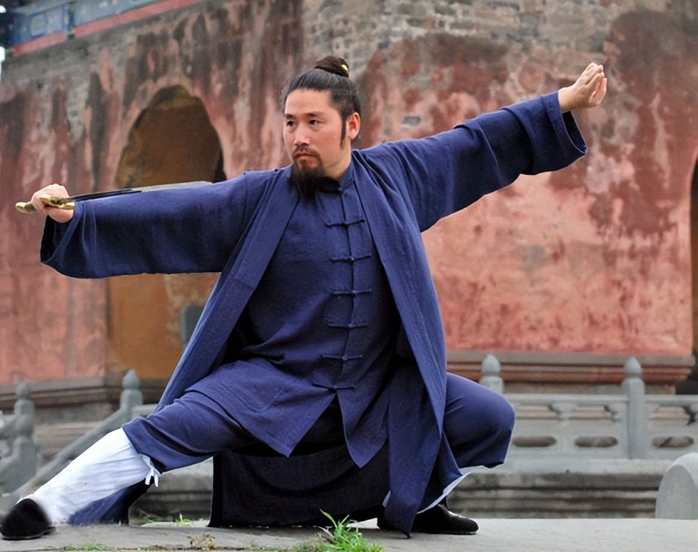 梦境迷踪，蓝色衣袍下的白须老道士——一场关于未知与启示的神秘对话