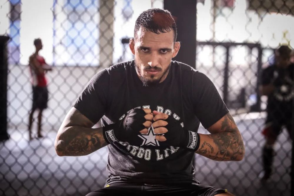 笼子里见,冠军奥利维拉用实力说话_腾讯新闻