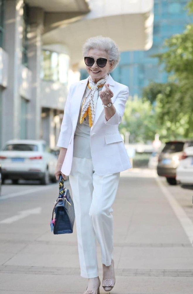 中老年人要会打扮看91岁的模特穿搭比小姑娘打扮的还精致
