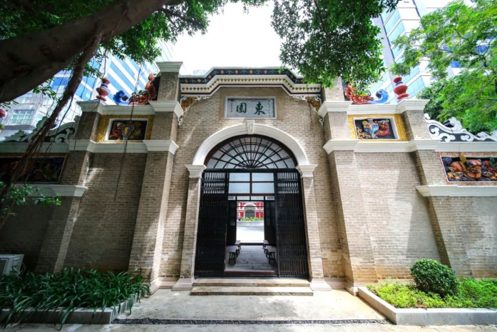 团一大广场雕塑.团一大广场雕塑.志愿者在团一大纪念广场举行活动.