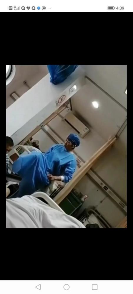 上海一护工殴打老人，有网友称老人是其爷爷已被告知去世