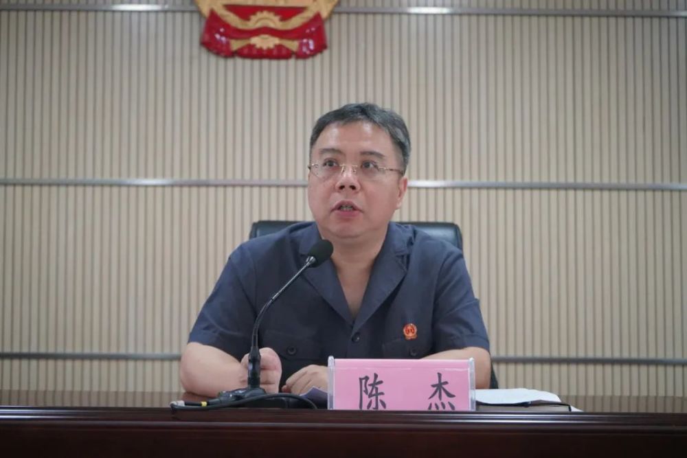 屯昌法院党组书记,院长陈杰作讲话,全体干警参加会议.公正  廉明