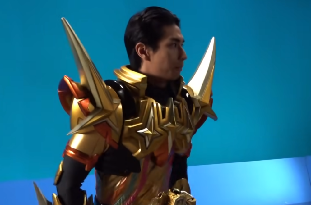 假面骑士圣刃和礼拜四演员亲自穿皮套的珍贵镜头小樱格外可爱