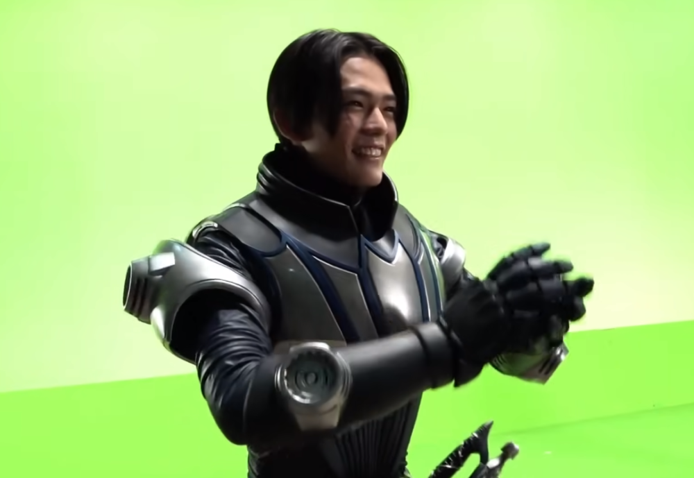 假面骑士圣刃和礼拜四演员亲自穿皮套的珍贵镜头小樱格外可爱