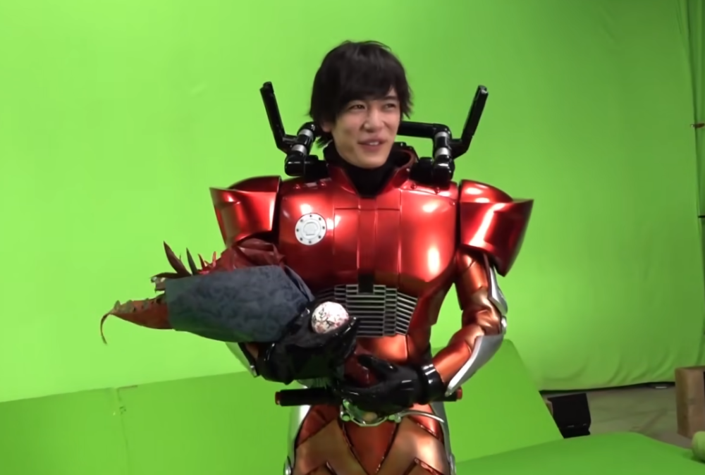 假面骑士圣刃和礼拜四演员亲自穿皮套的珍贵镜头小樱格外可爱