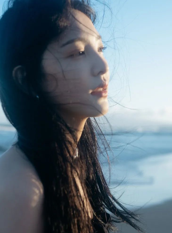 跟着夏天的第一件白T时髦入夏