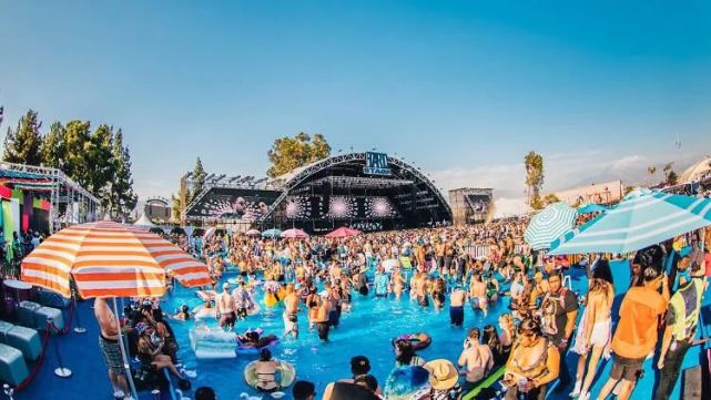 为无数音乐节vip参与者们提供遮阳结构和一个能够俯瞰舞台的泳池;hard