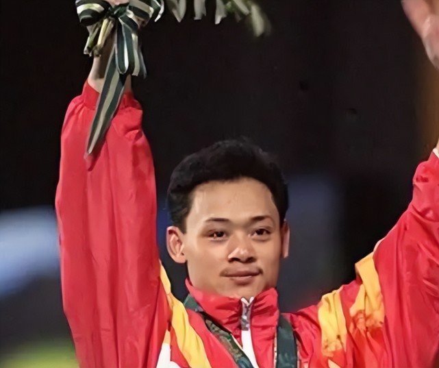 占旭刚19岁进国家队多次夺取过世界举重冠军退役后迎娶空姐