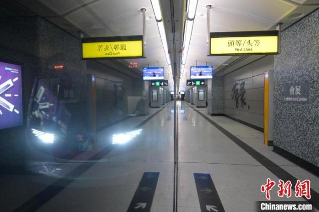 港铁东铁线过海段将通车 会展站内放置兴建时挖掘到的炸弹弹壳