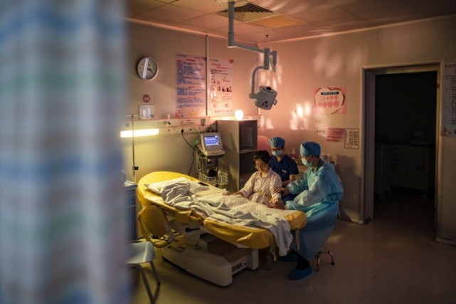 在助产士的带领下,直播团队进入了一间温馨的分娩室.