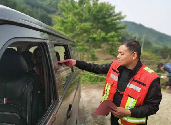守护青山的"老黄牛"余建华:与青山作伴和密林为伍 每年磨破10双胶鞋