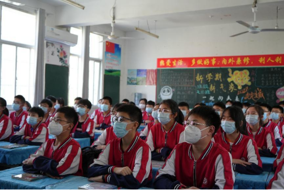图为凤台县第四中学初一学生聚精会神在上开学第一课一手抓防疫,一手