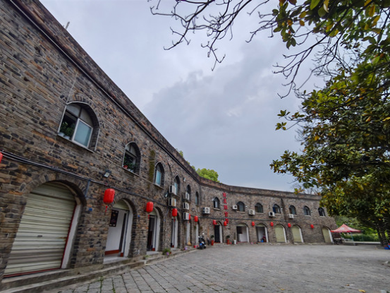 在襄阳城居住了30余年,近距离游览襄阳古玩城是大姑娘坐轿头一遭.