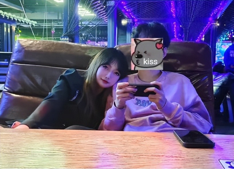 在最近,让赖神出名的不止是技术,还有他跟女朋友的恩爱事迹,真是令人
