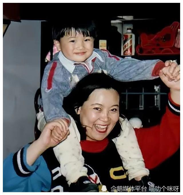 方青卓结婚半年就离二婚嫁小4岁丈夫33年相伴有泪水有欢笑