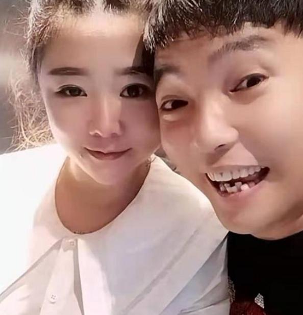 《乡村爱情》"方正"喜得贵子,妻子晒视频报喜,父子俩太像了