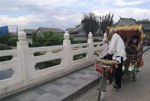 他是爱新觉罗后裔，身价千万，在京城蹬了38年三轮车，1小时150块电商具体是做什么的