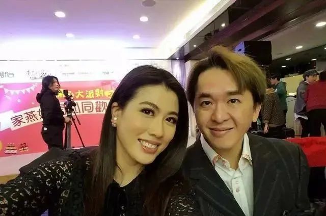 55岁邓兆尊:手握持4.8亿,养3个女友不婚不育,四人相处和谐