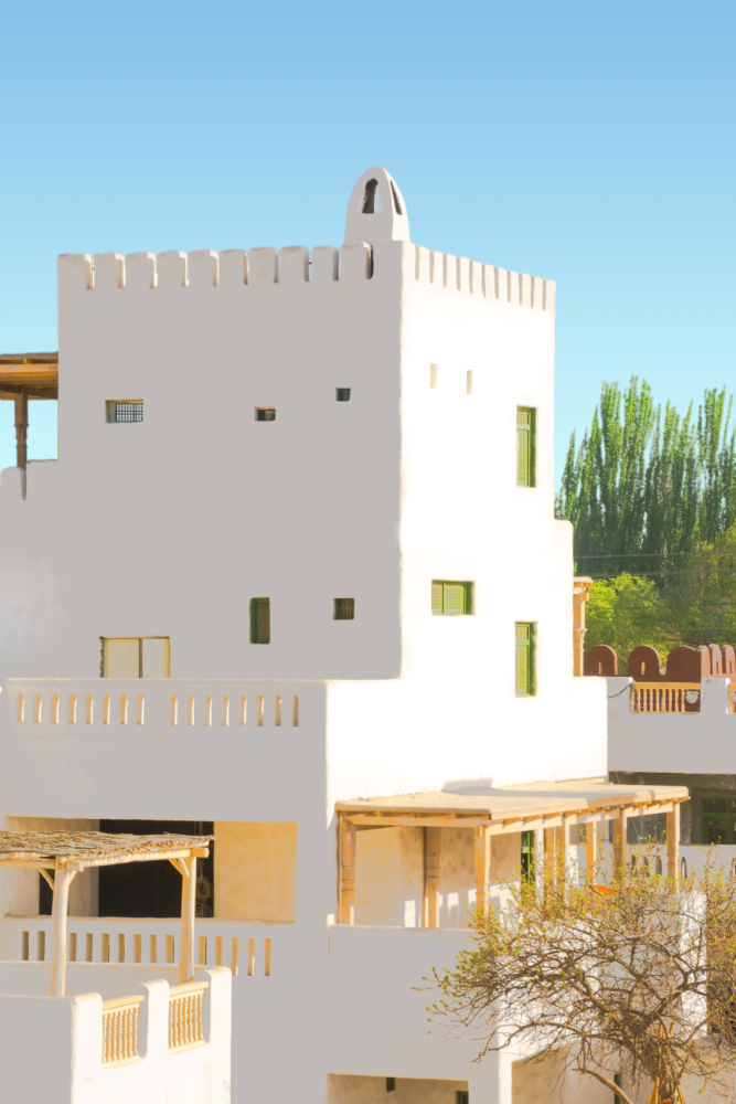 雕花廊柱装饰华丽的廊顶以传统的阿以旺民居为主那些错落有致的白色