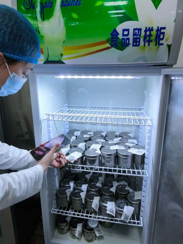 檢查食品留樣櫃對食材進行檢查填寫調查問卷食品安全無小事,湖南省