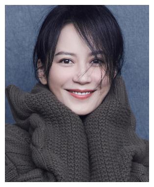 51岁俞飞鸿素颜神似王菲,饭桌上抽烟吞云吐雾,不似以往精致